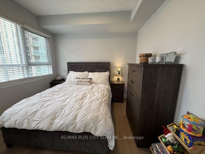 399 Elizabeth Street Unit 609 photo 11
