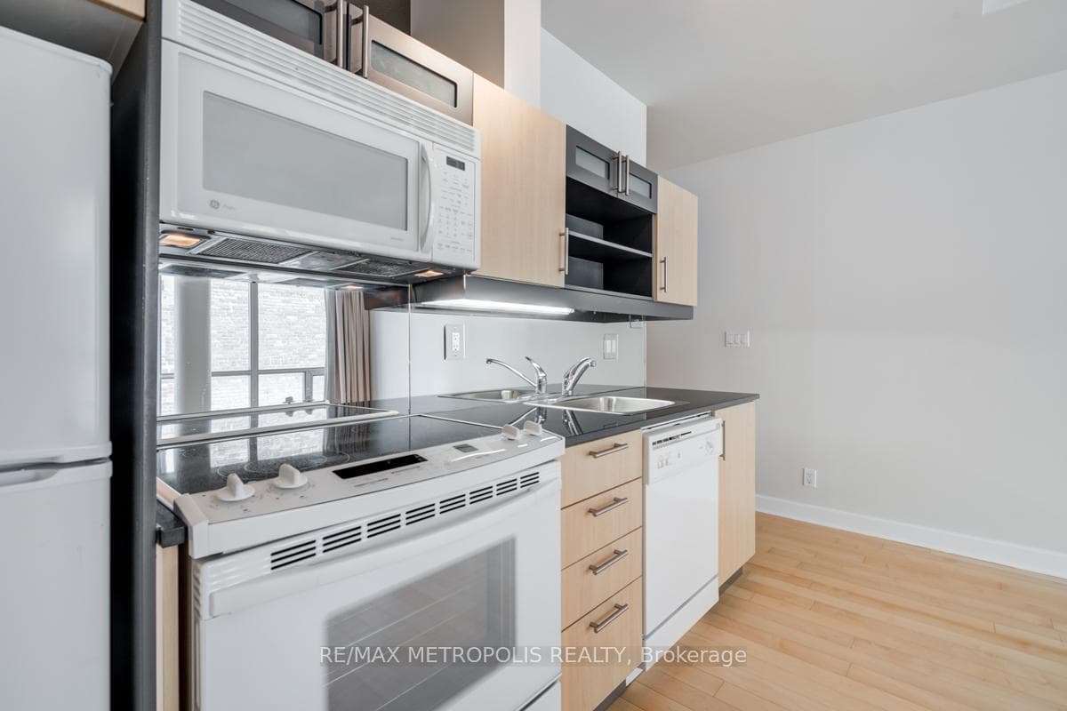 350 Wellington Street Unit 214 photo 8