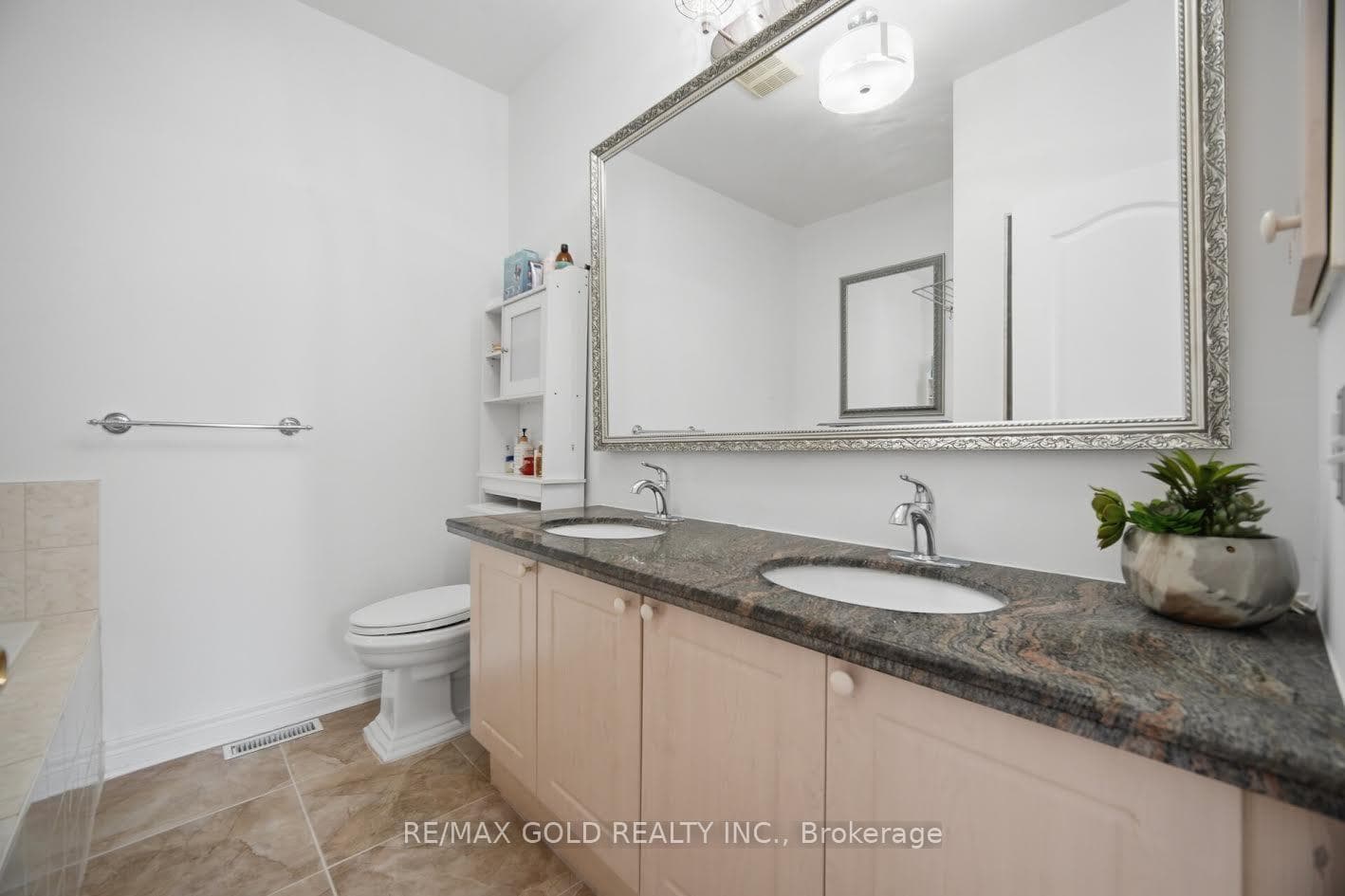 25 Treeline Boulevard photo 24