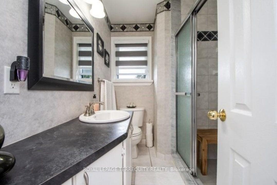 584 Rosmere Street photo 11