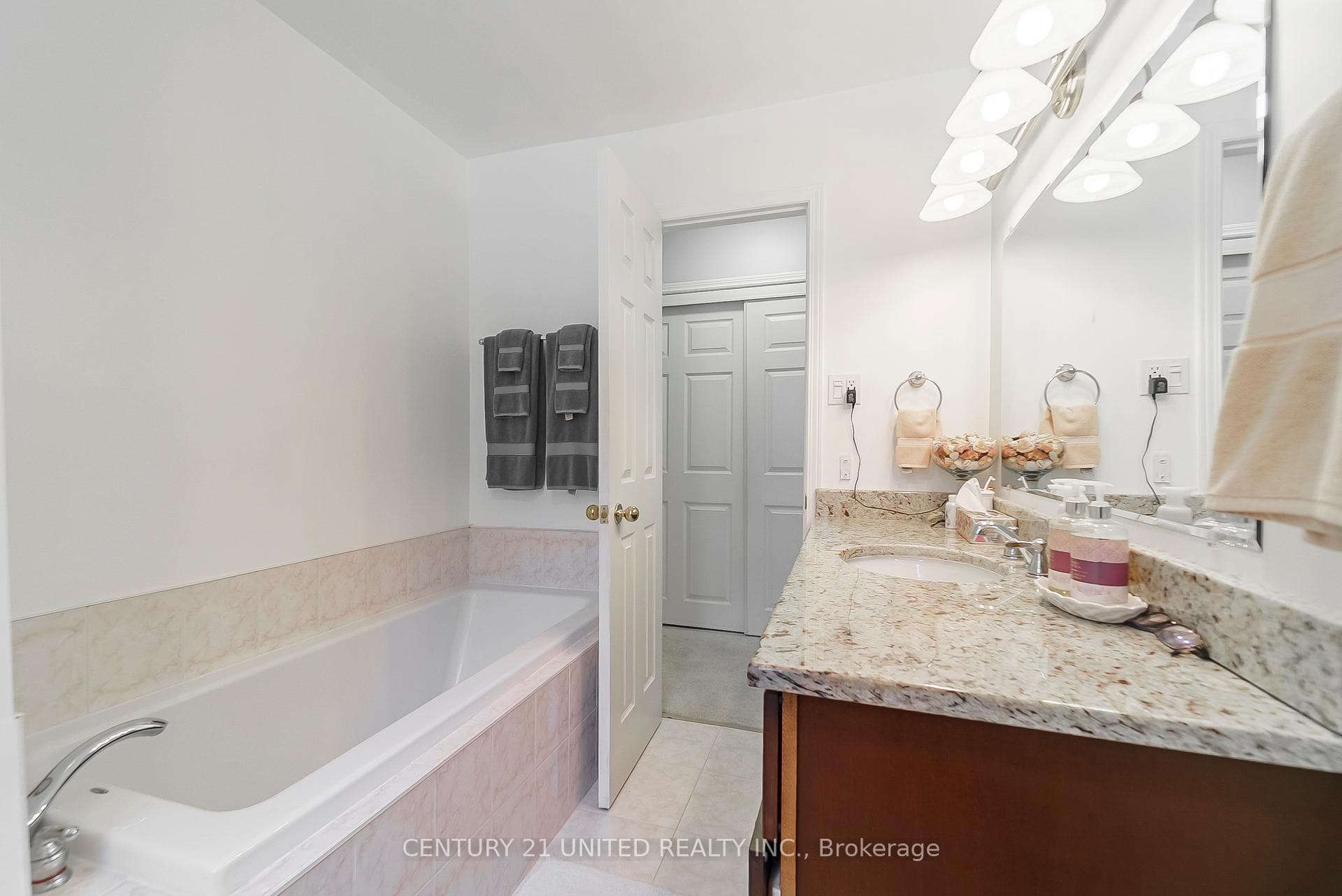 1656 Champlain Drive photo 23