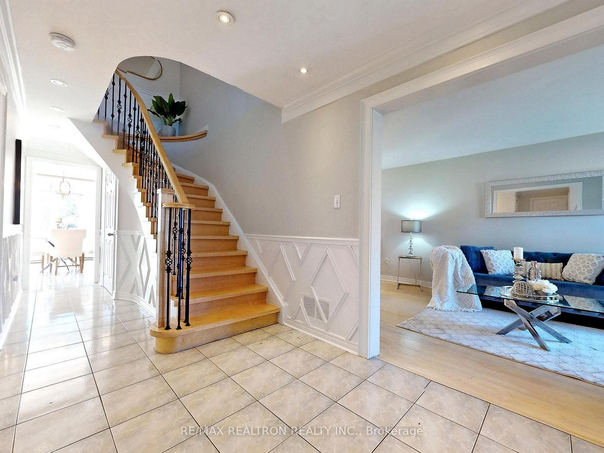 1605 Seguin Square photo 18