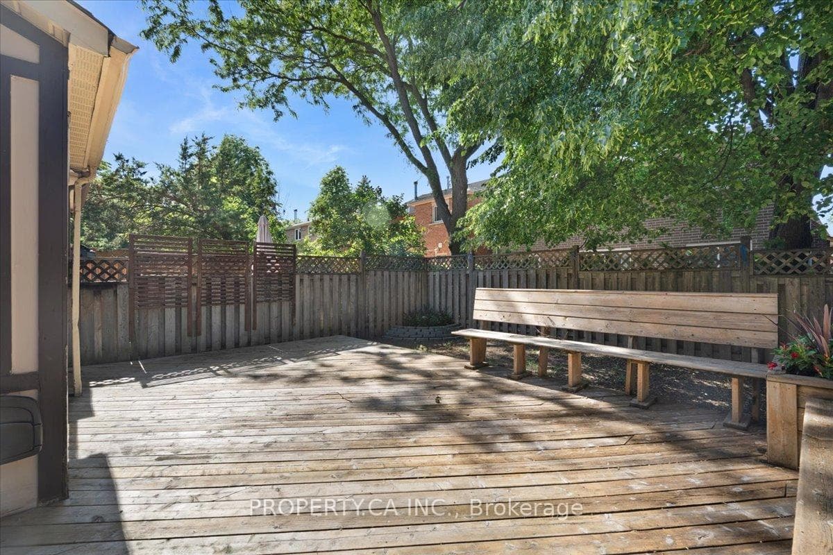 72 Roxborough Lane photo 29