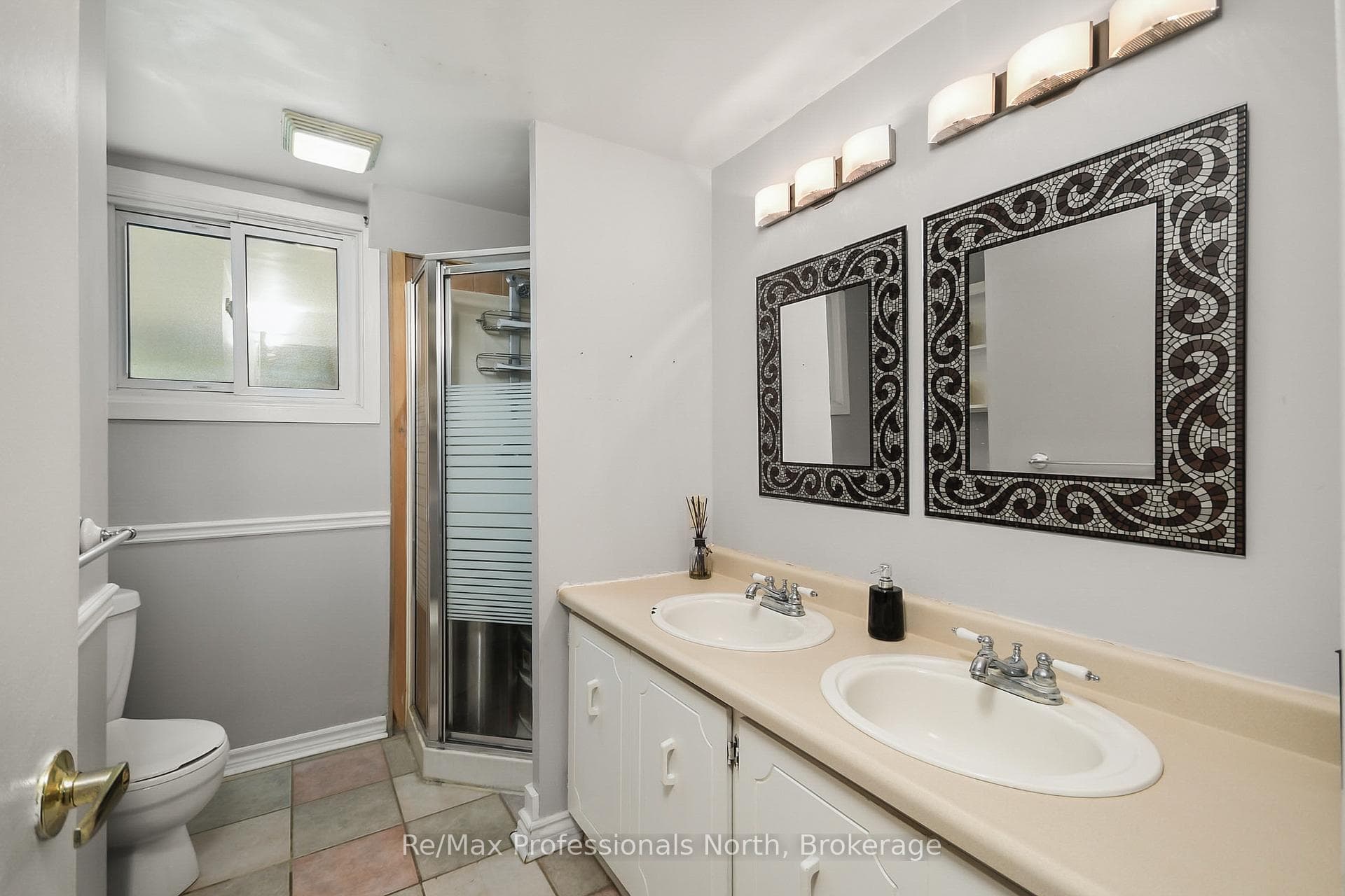 110 FRASER Street photo 13