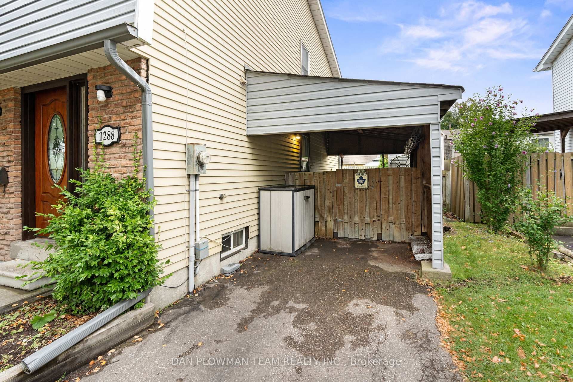 1288 Fenelon Crescent photo 4