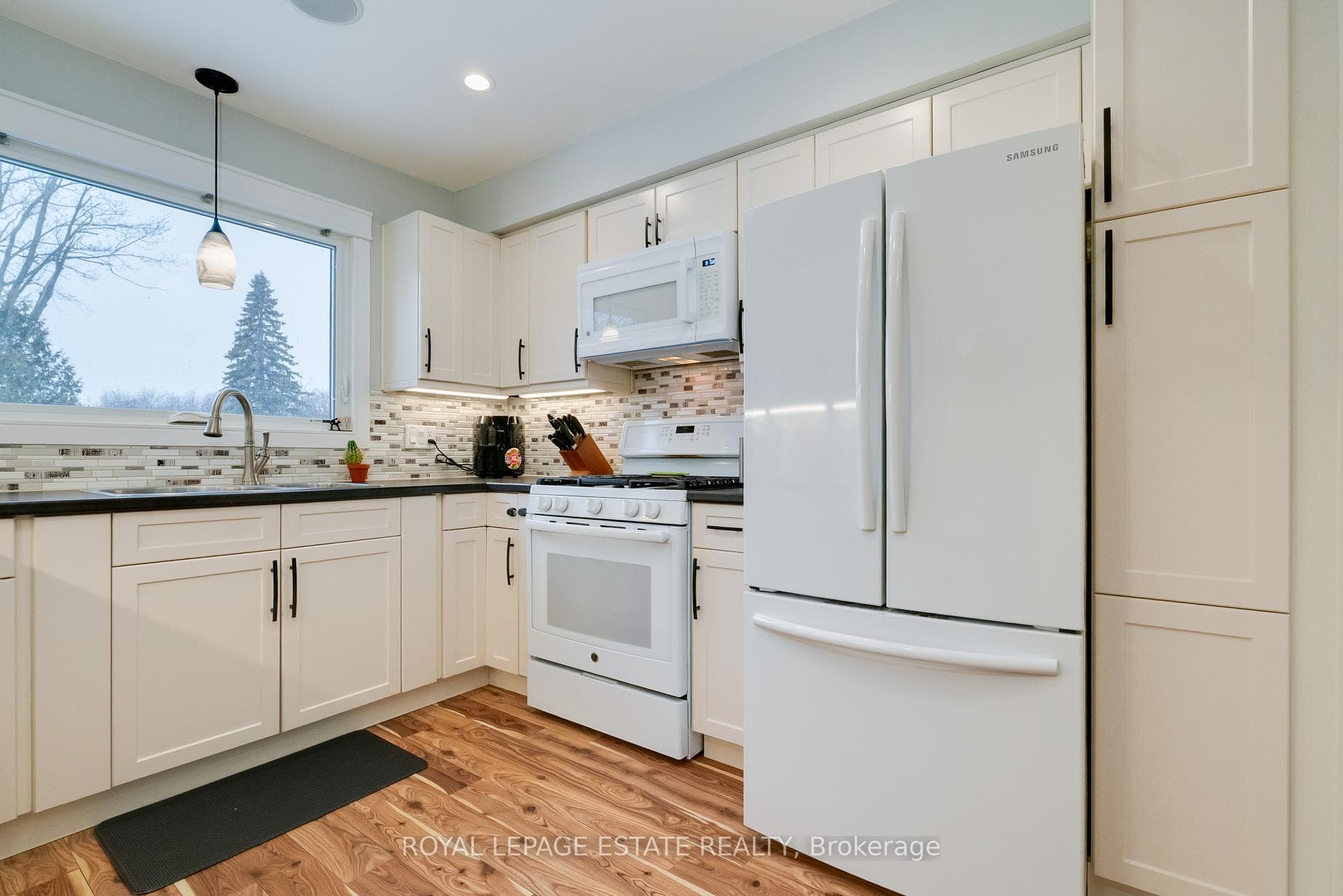 558 Lancelot Crescent photo 8