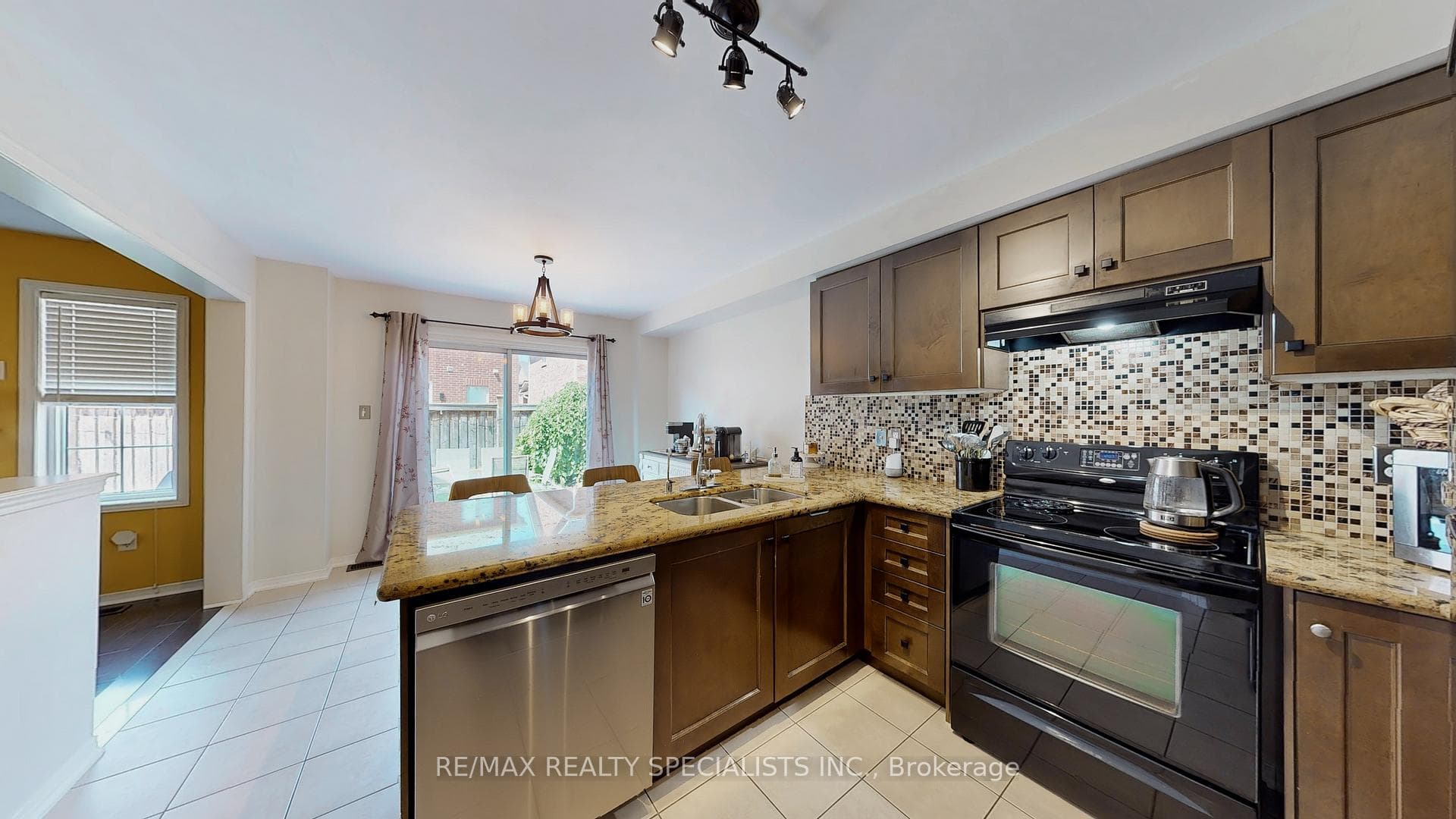 482 Grant Way photo 30