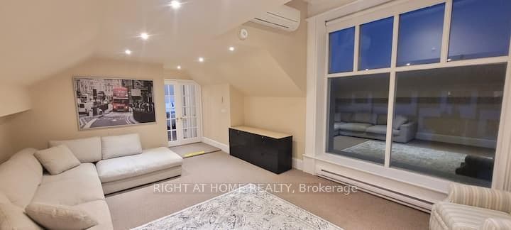 104 laclie Street photo 3
