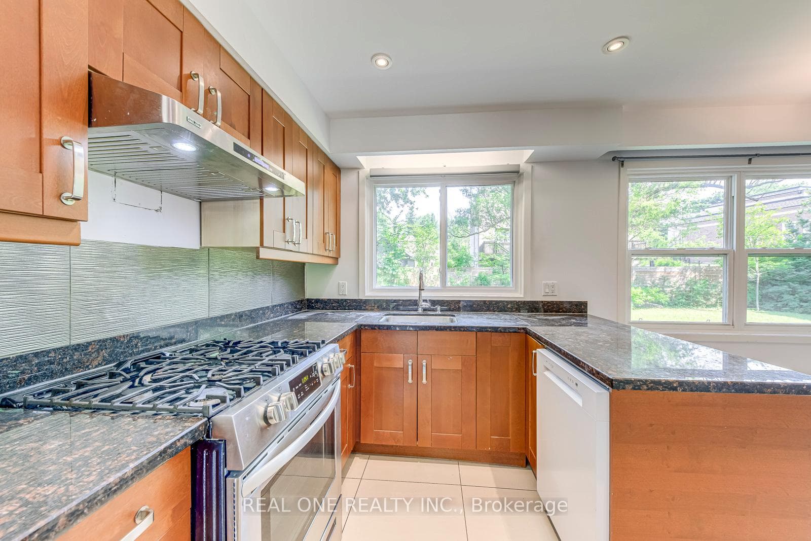 2211 All Saints Crescent photo 15