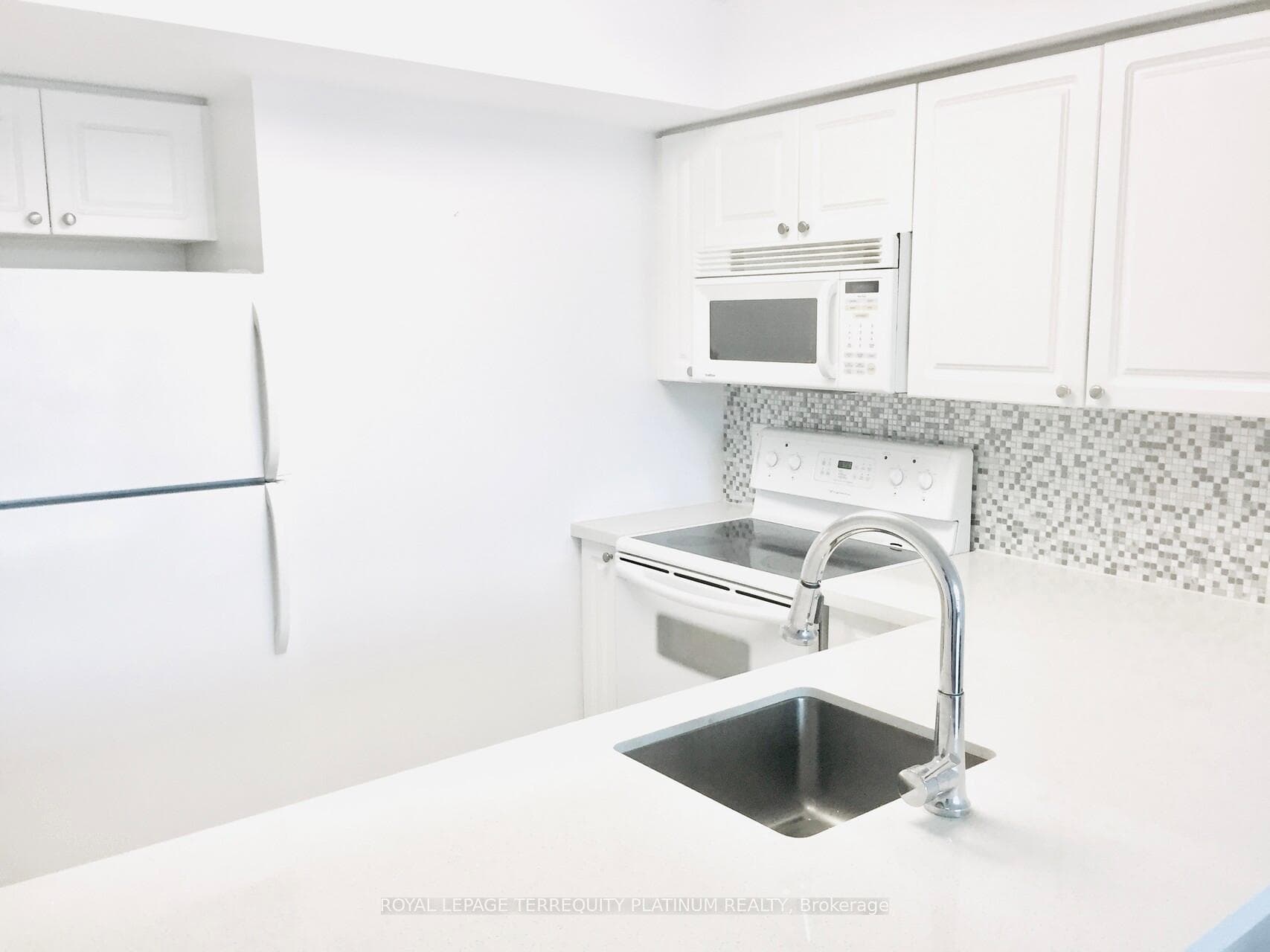 28 Harrison Garden Boulevard Unit 1812 photo 8