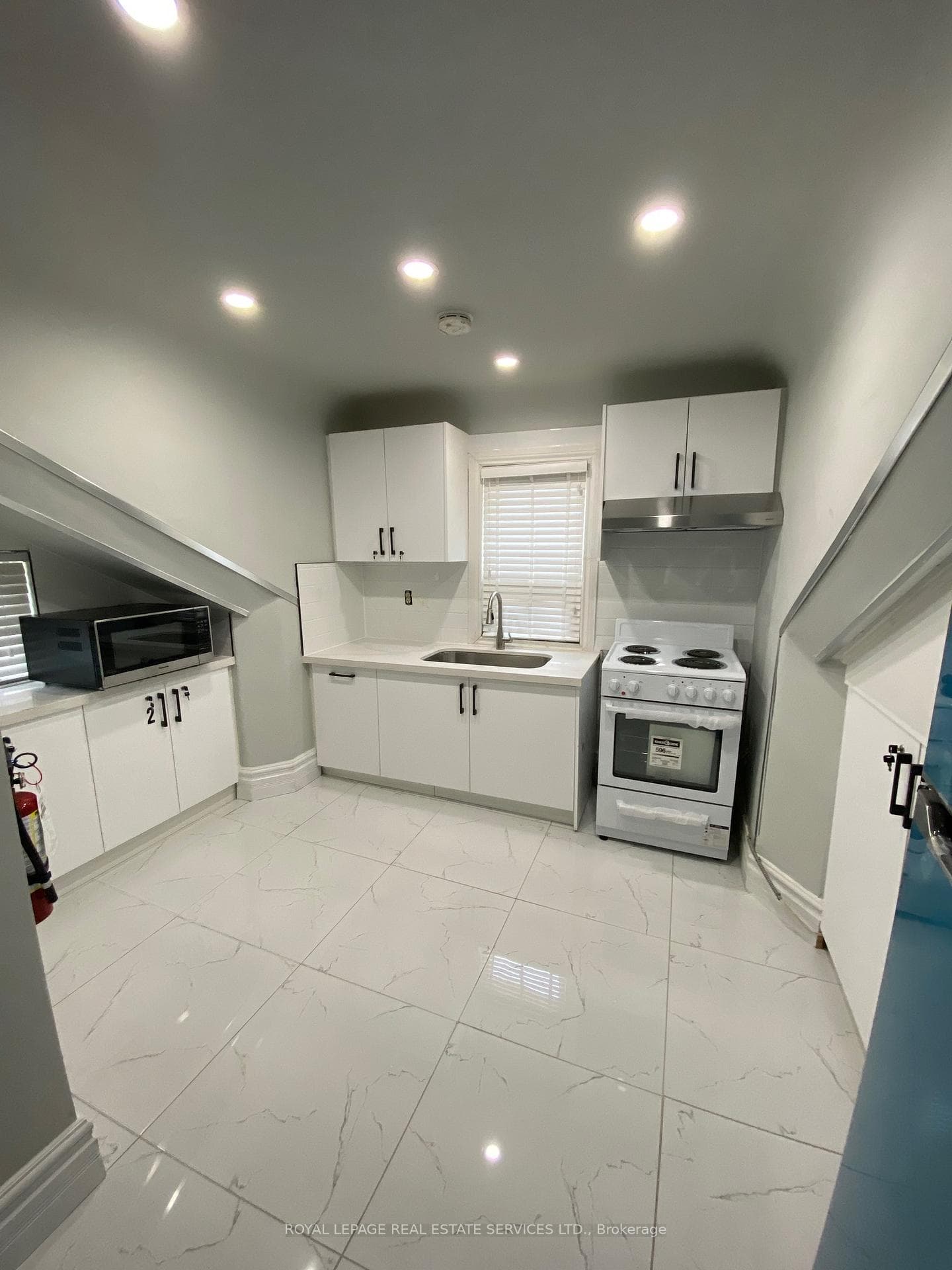 206 Carlton Street Unit 304 photo 4