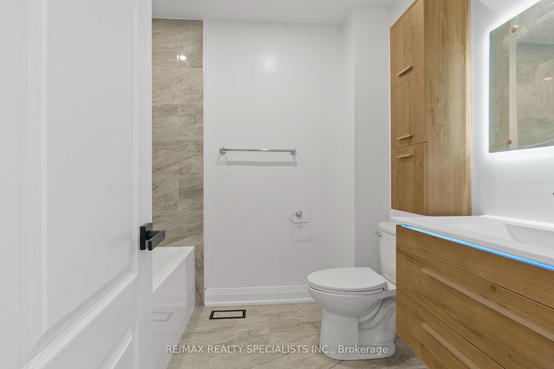 6419 Chaumont Crescent Unit Upper photo 16