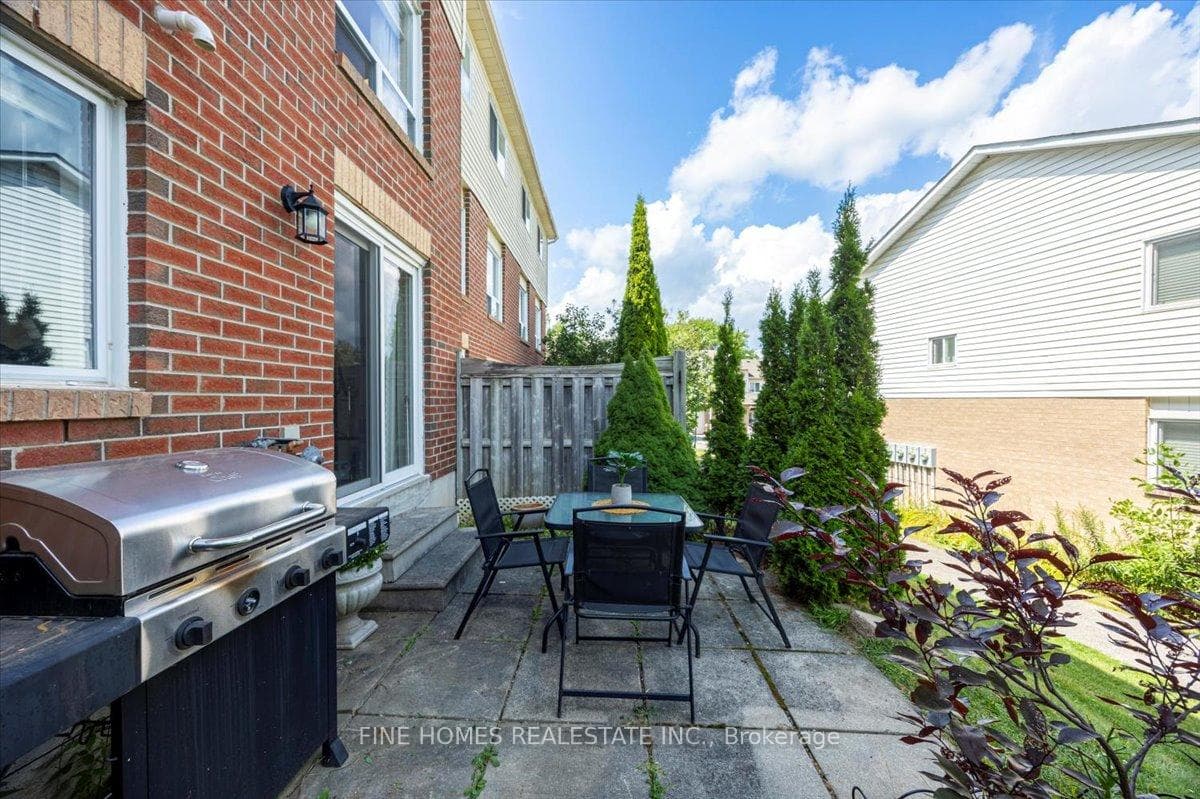 599 Gibney Crescent photo 33