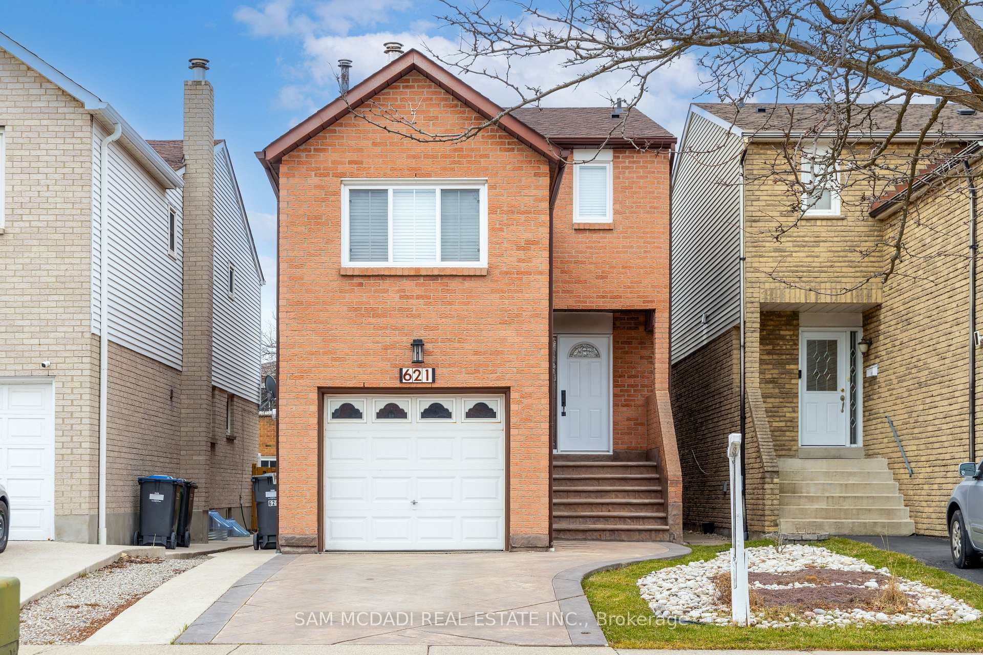 621 Galloway Crescent photo 1