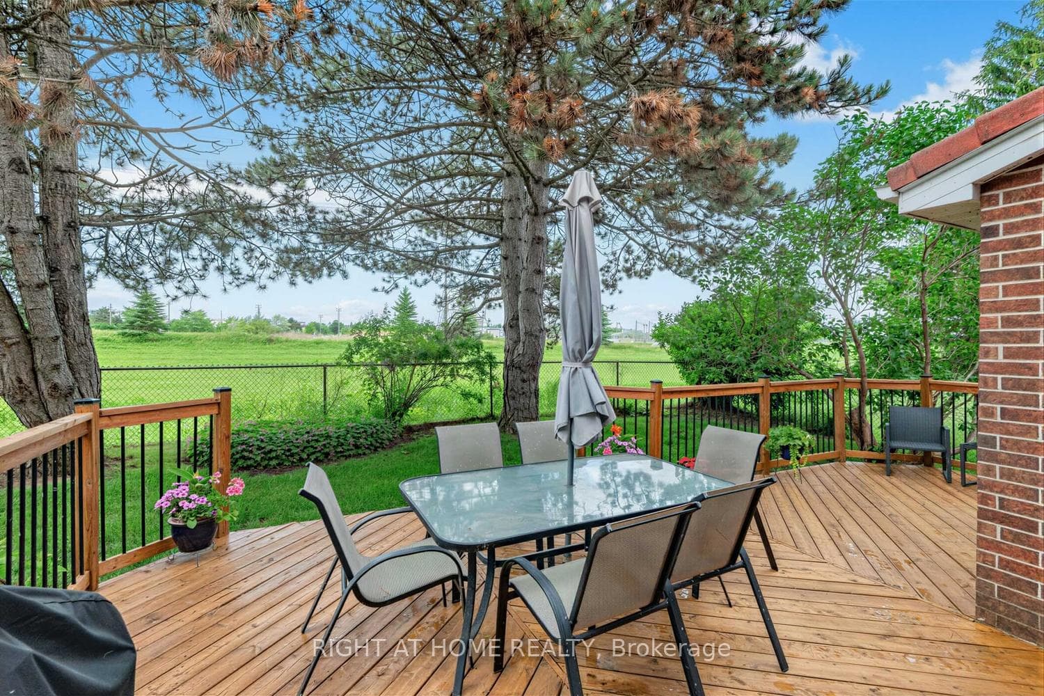 10 Parklawn Crescent photo 34