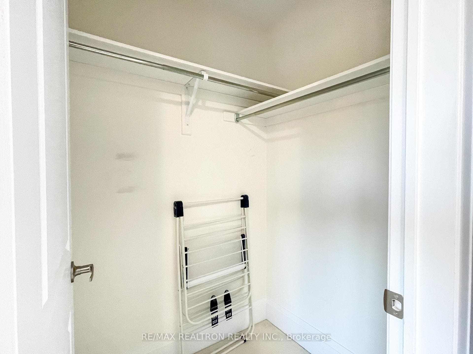 254 Finch Avenue photo 21