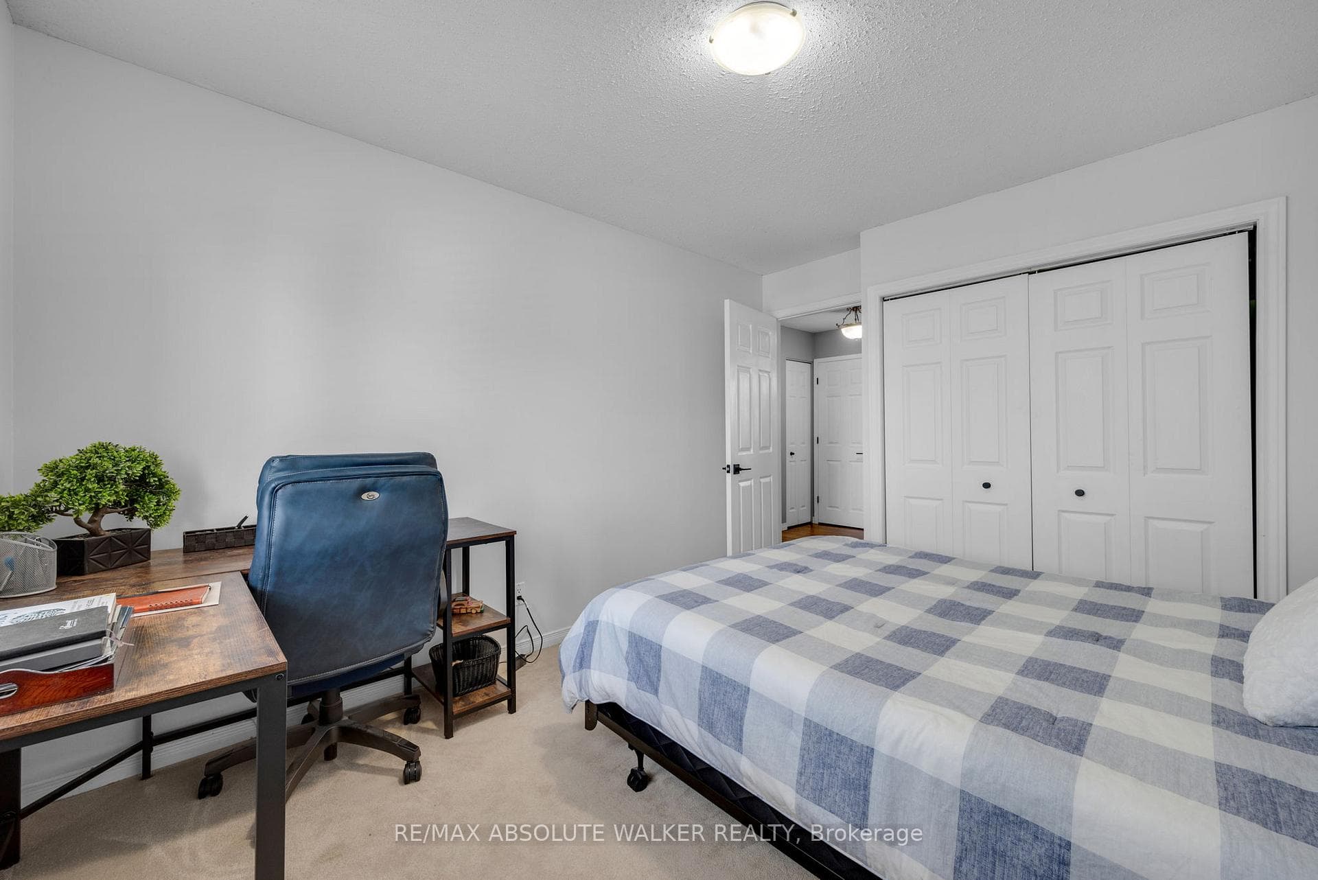 1368 Norview Crescent photo 32
