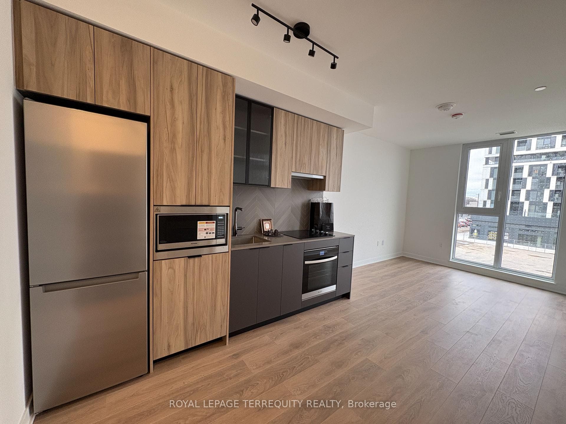 1037 The Queensway N/A Unit 201 photo 10