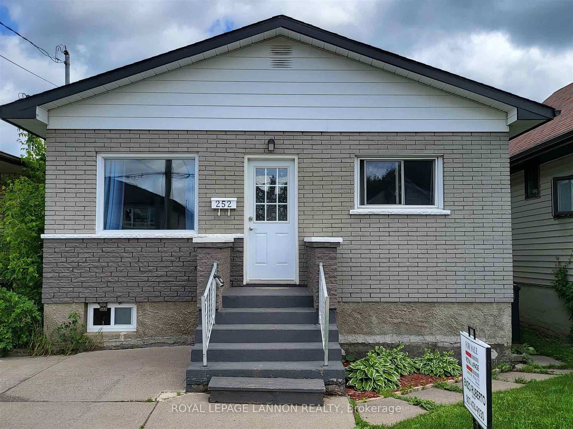 252 ANGUS Street photo 32