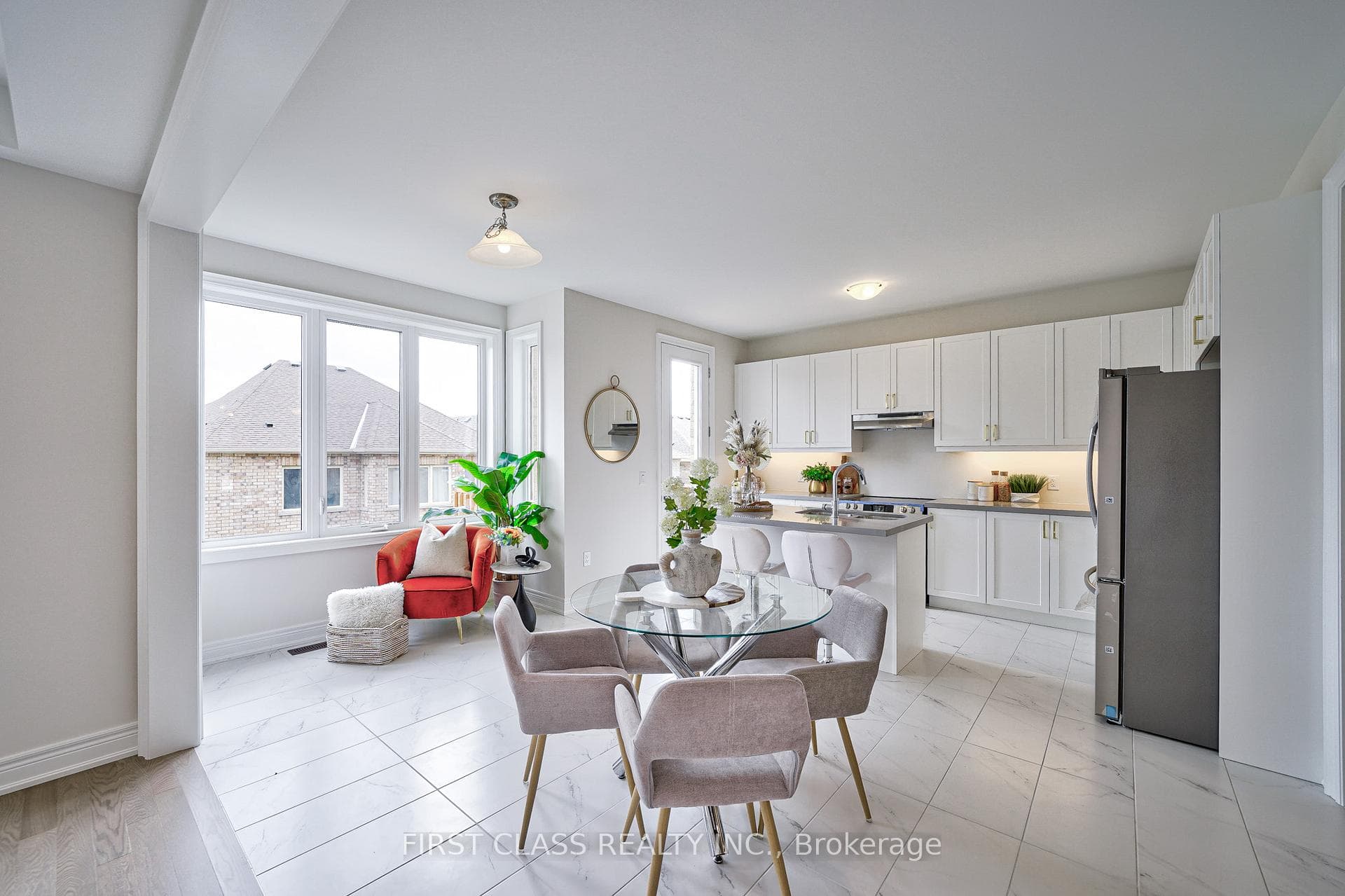 114 Angus Morton Crescent photo 7