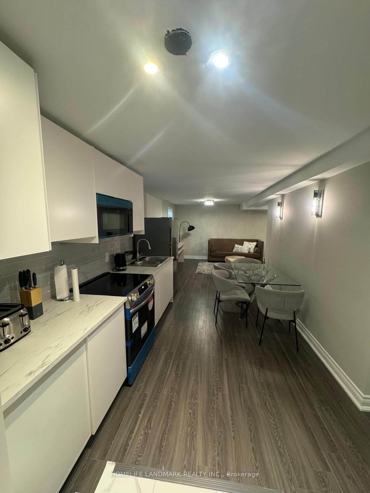 94 Houseman Crescent photo 3