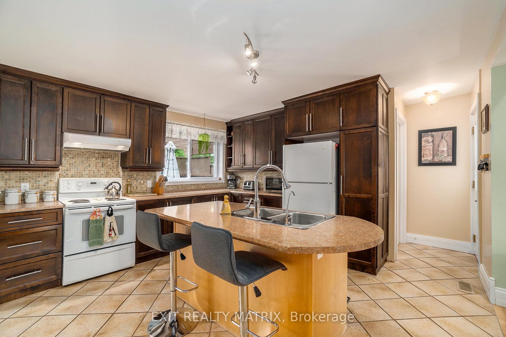 4590 Ste Catherine Street photo 6