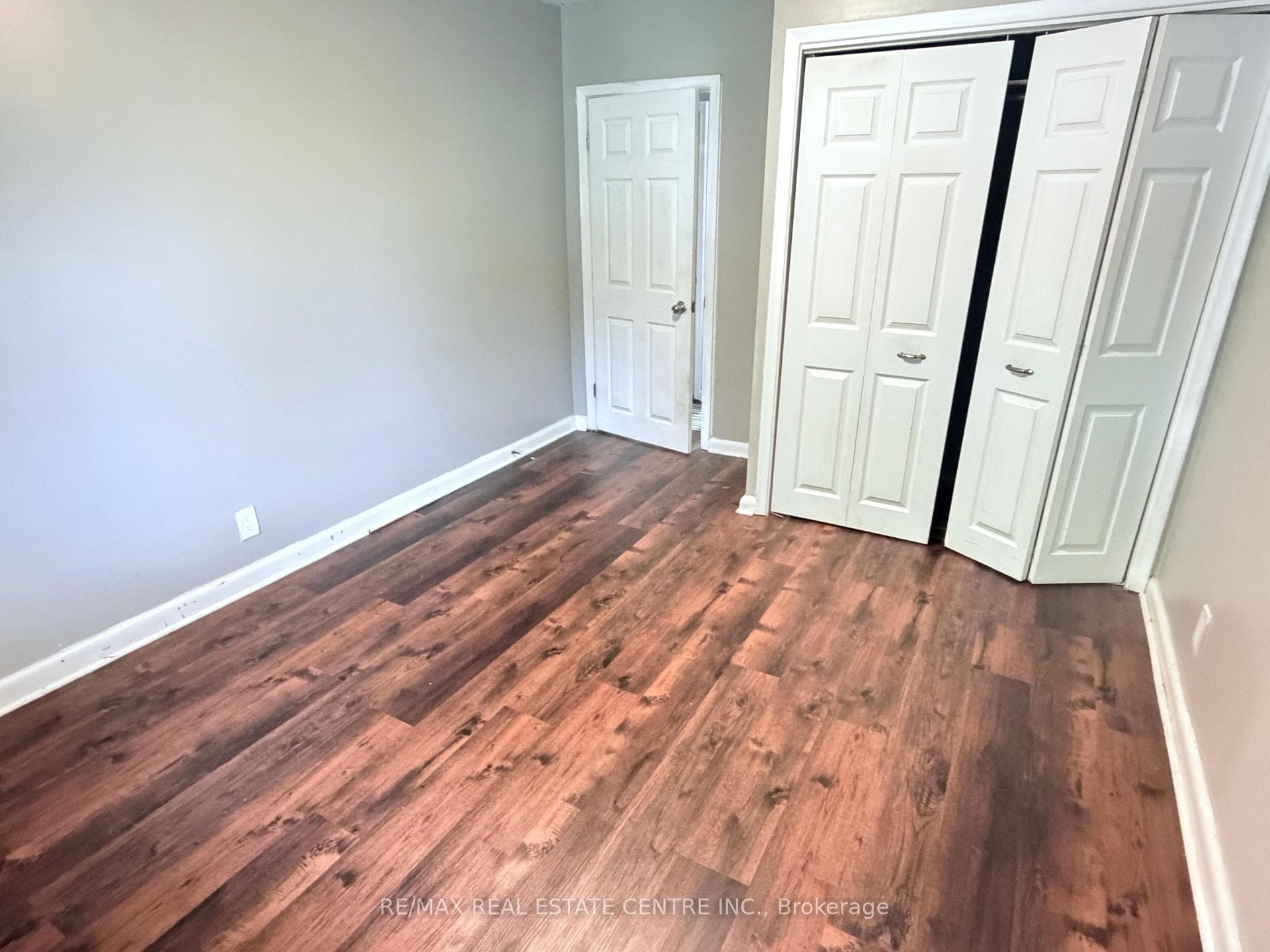 52 Sharbot Avenue photo 5