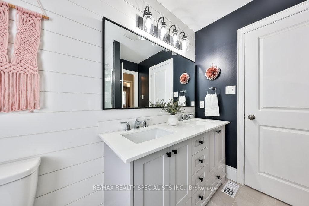 425 Jelinik Terrace photo 22