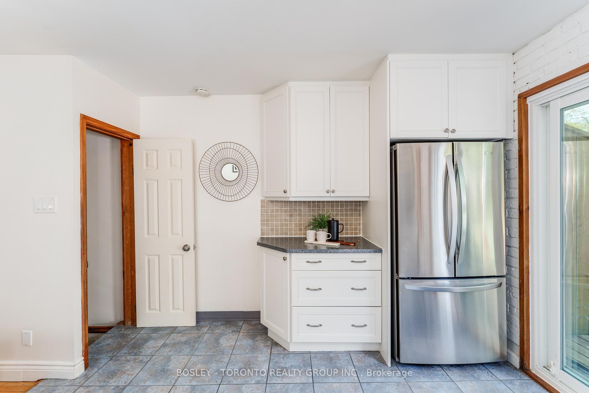 390 Davisville Avenue photo 8