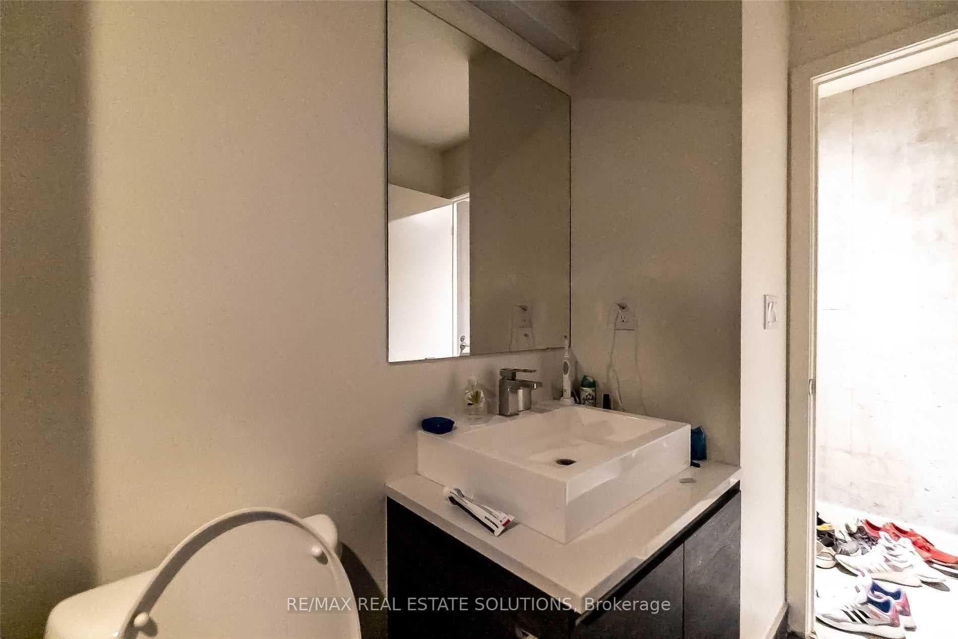 111 Bathurst Street Unit 421 photo 10