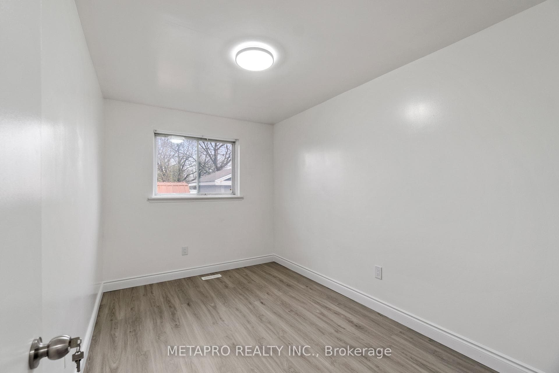 270 Archdekin Drive photo 14