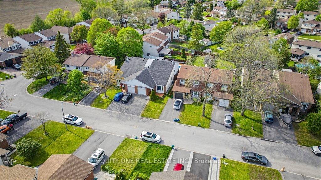 1112 Burgundy Lane photo 2