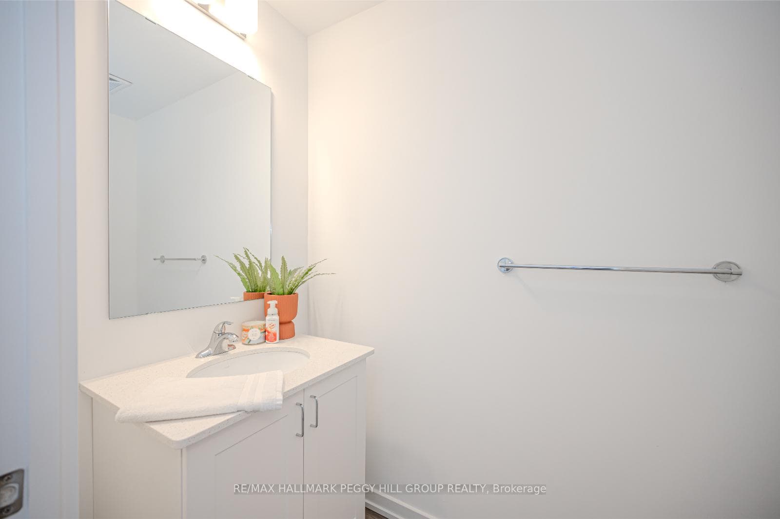 430 Essa Road Unit 412 photo 11