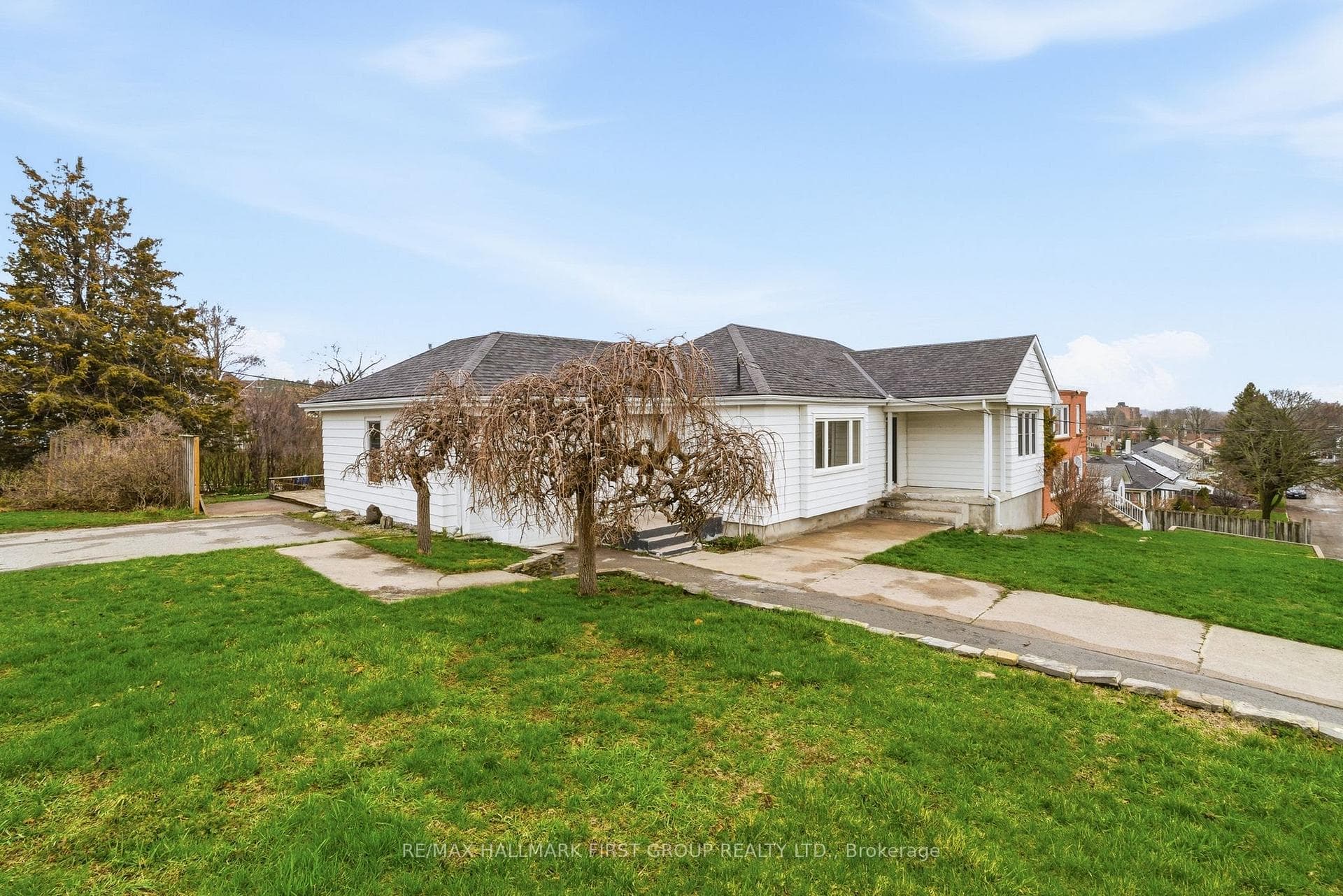 16 Sutcliffe Boulevard photo 49