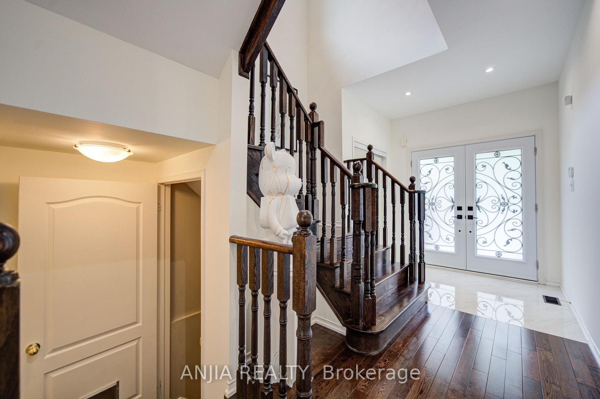 106 Vera Lynn Crescent photo 3