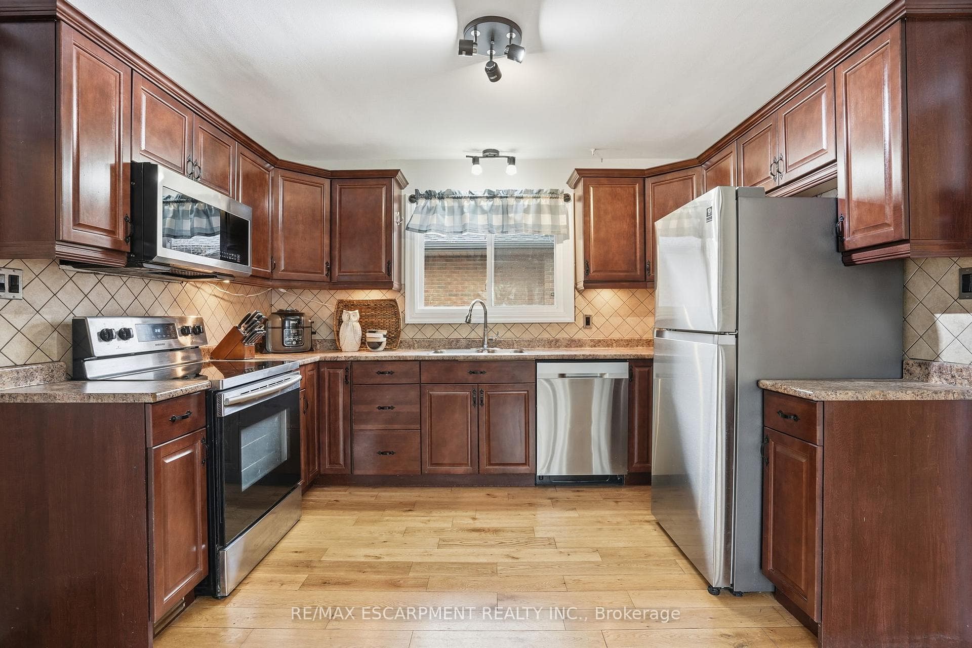 16 Alison Avenue photo 13