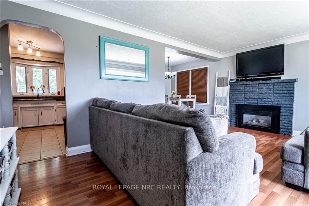 225 BERTIE Street photo 12
