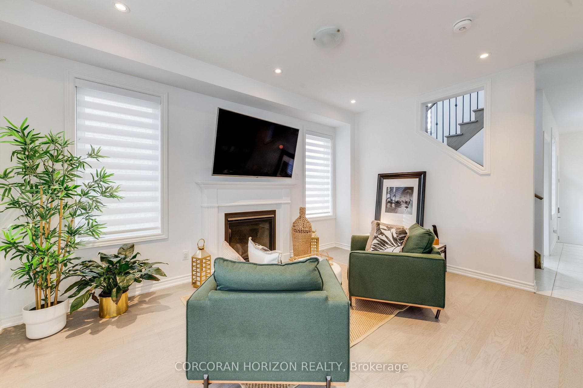 15 Mountainside Crescent photo 11