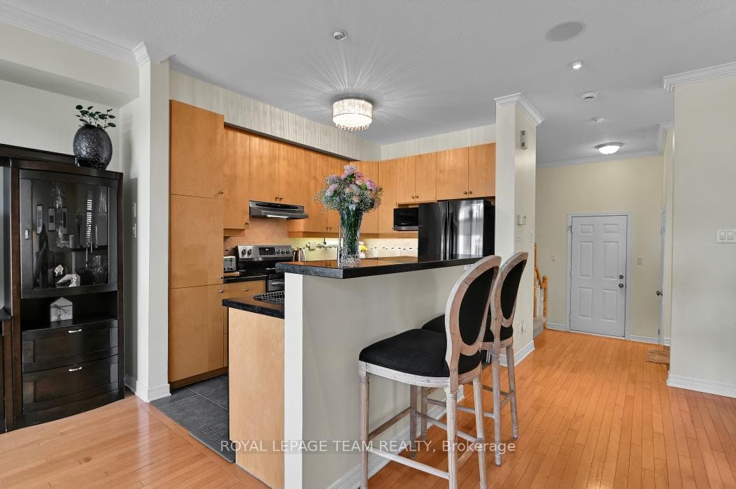 81 Ambiance Drive photo 7