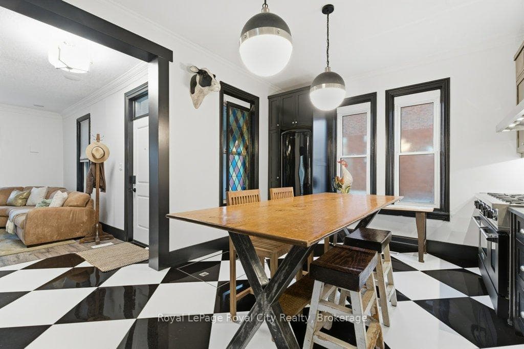 554 Woolwich Street photo 15