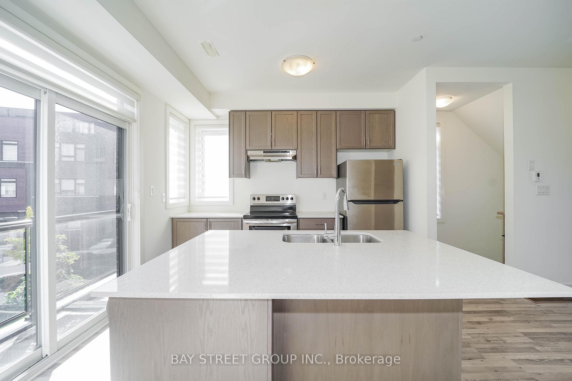 370 Red Maple Road Unit 10 photo 15