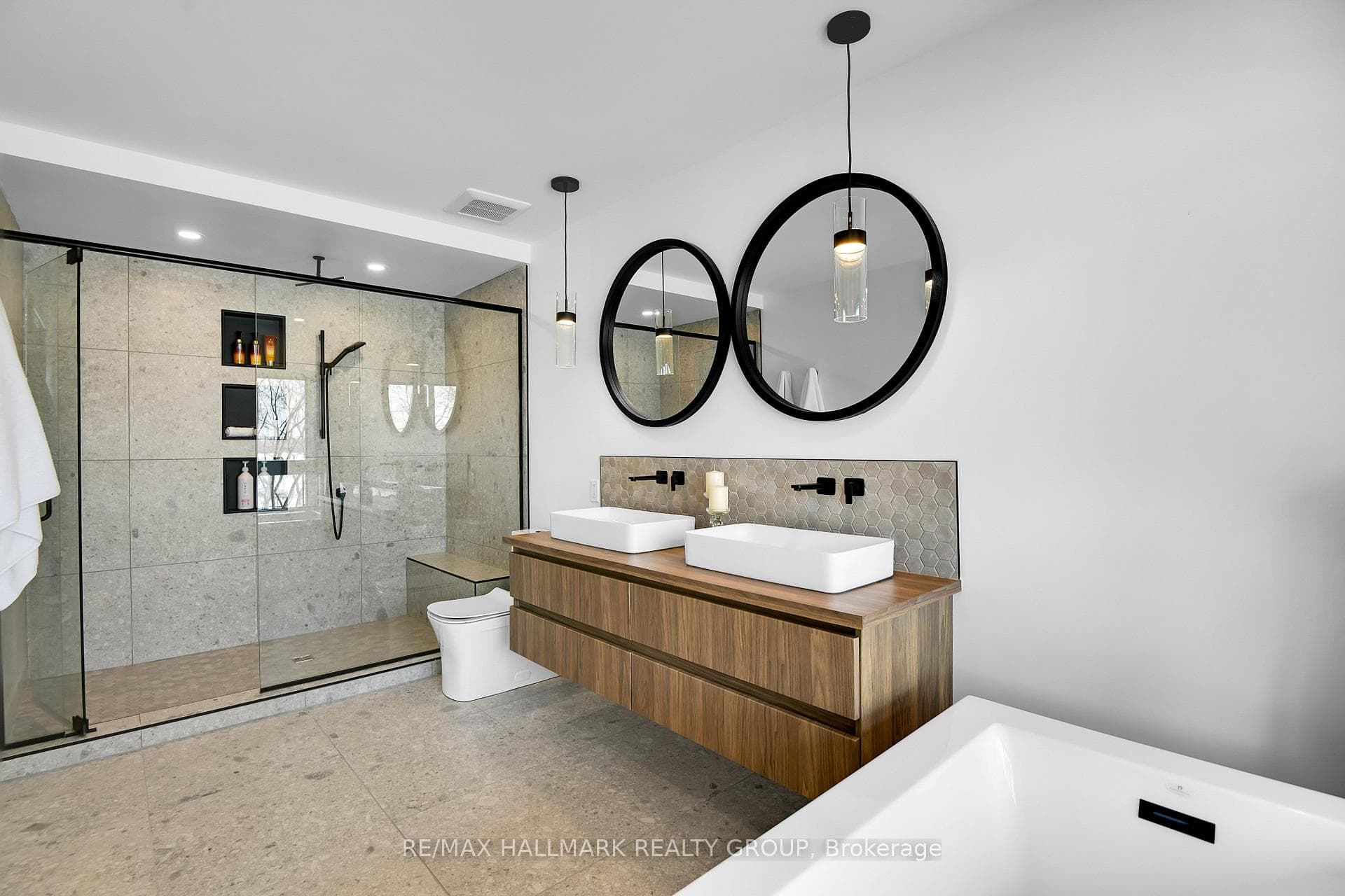 2nd floor - 5 piece ensuite bathroom