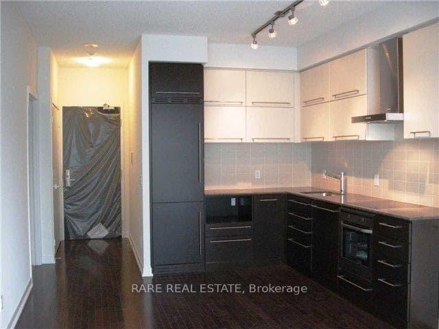 770 Bay Street Unit 1411 photo 4