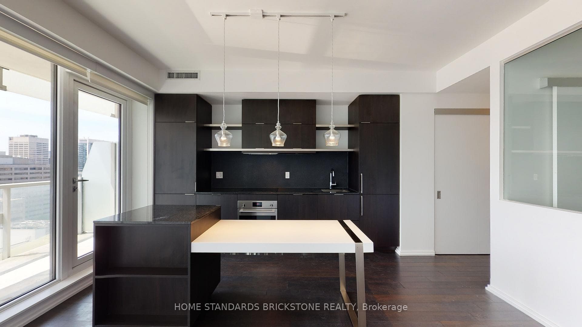 197 Yonge Street Unit 1610 photo 1