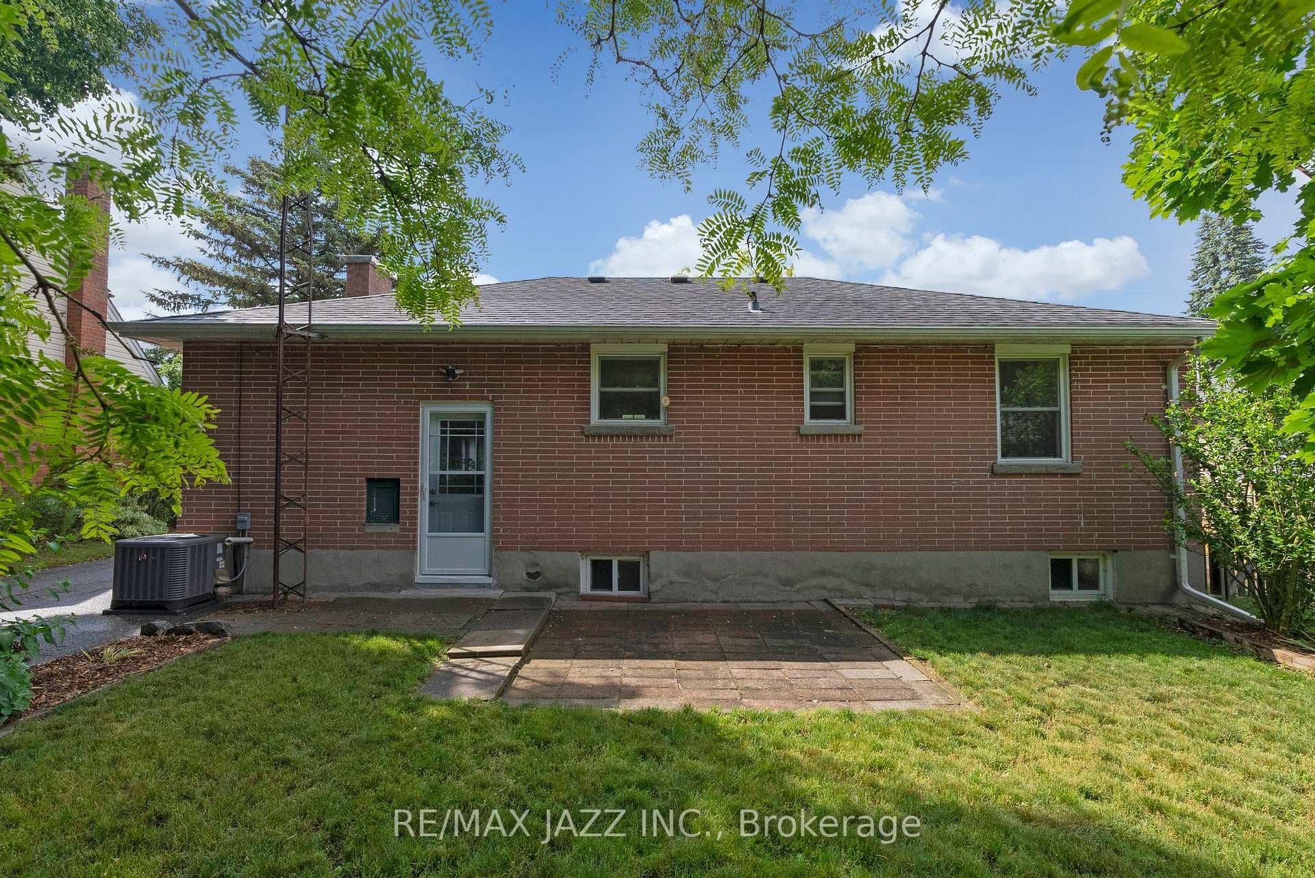 162 Pontiac Avenue photo 21