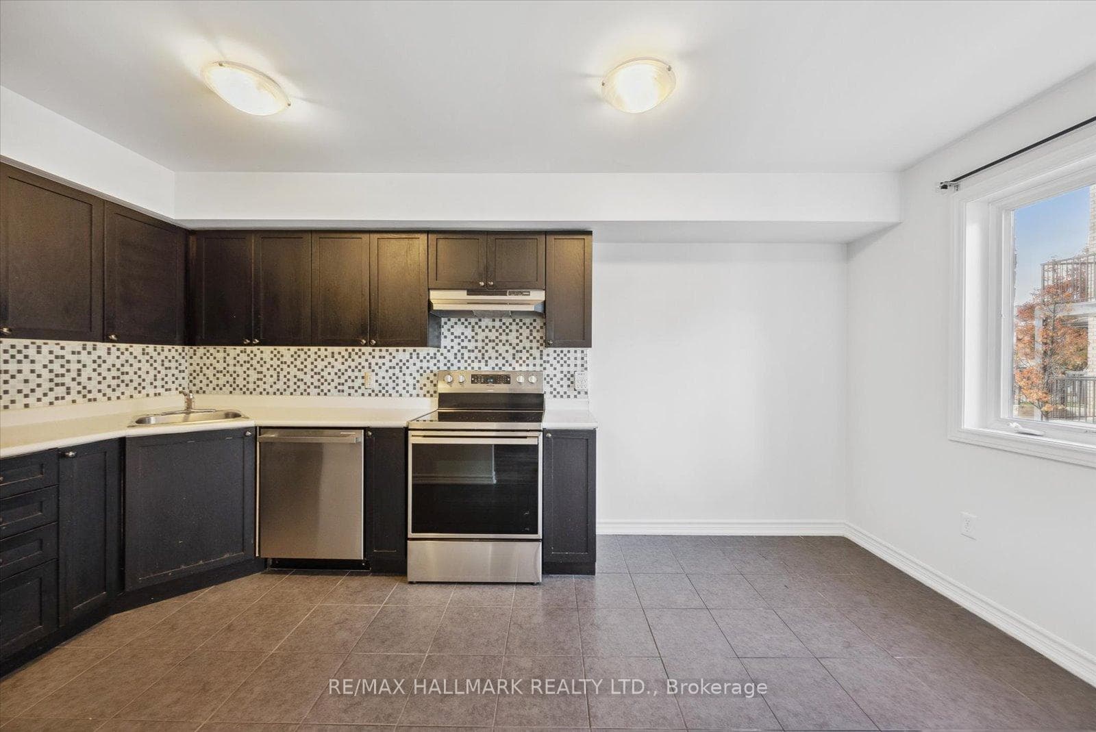 27 Madelaine Drive Unit 8 photo 7