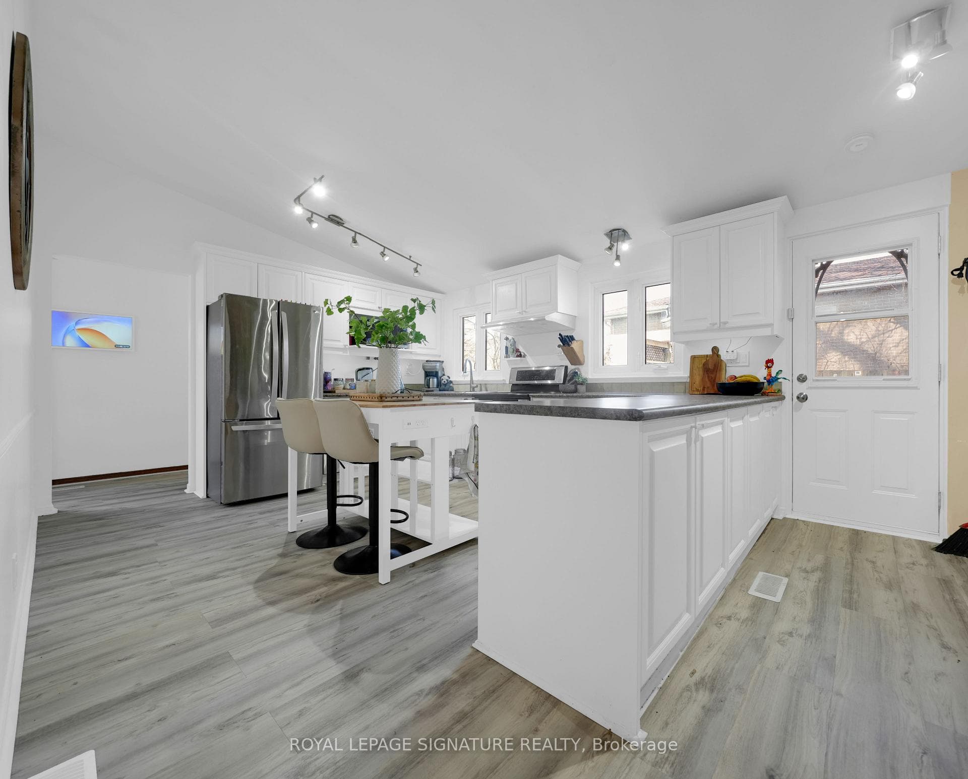 Full-Sized Kitchen with Large Peninsula
