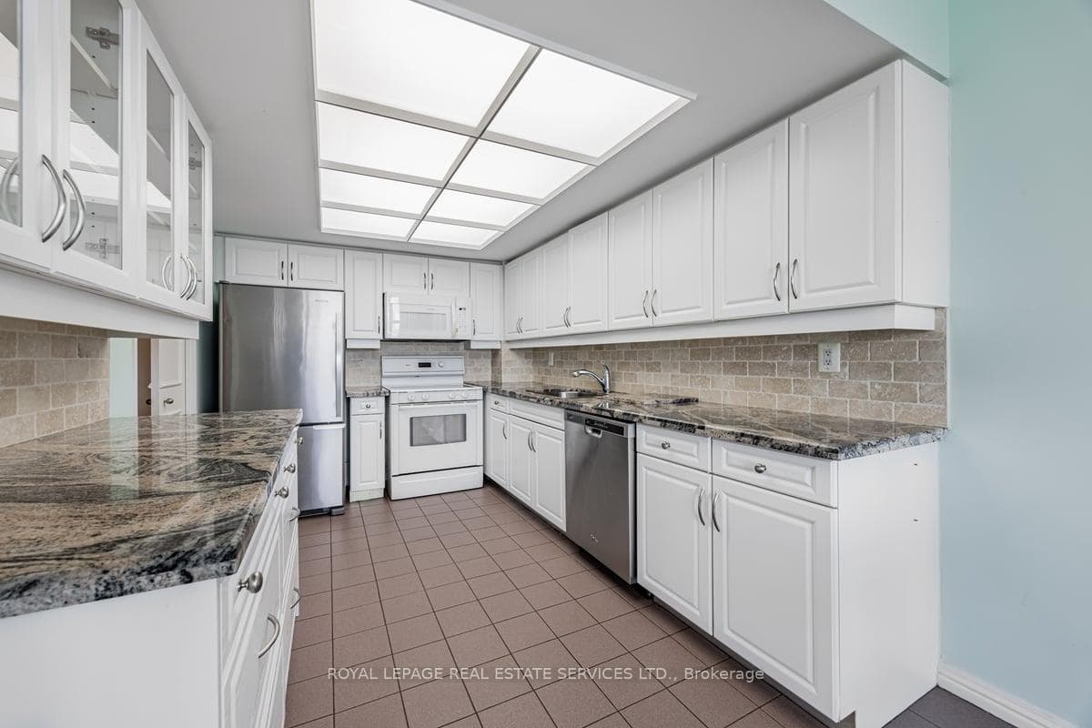 900 Yonge Street Unit 1403 photo 22