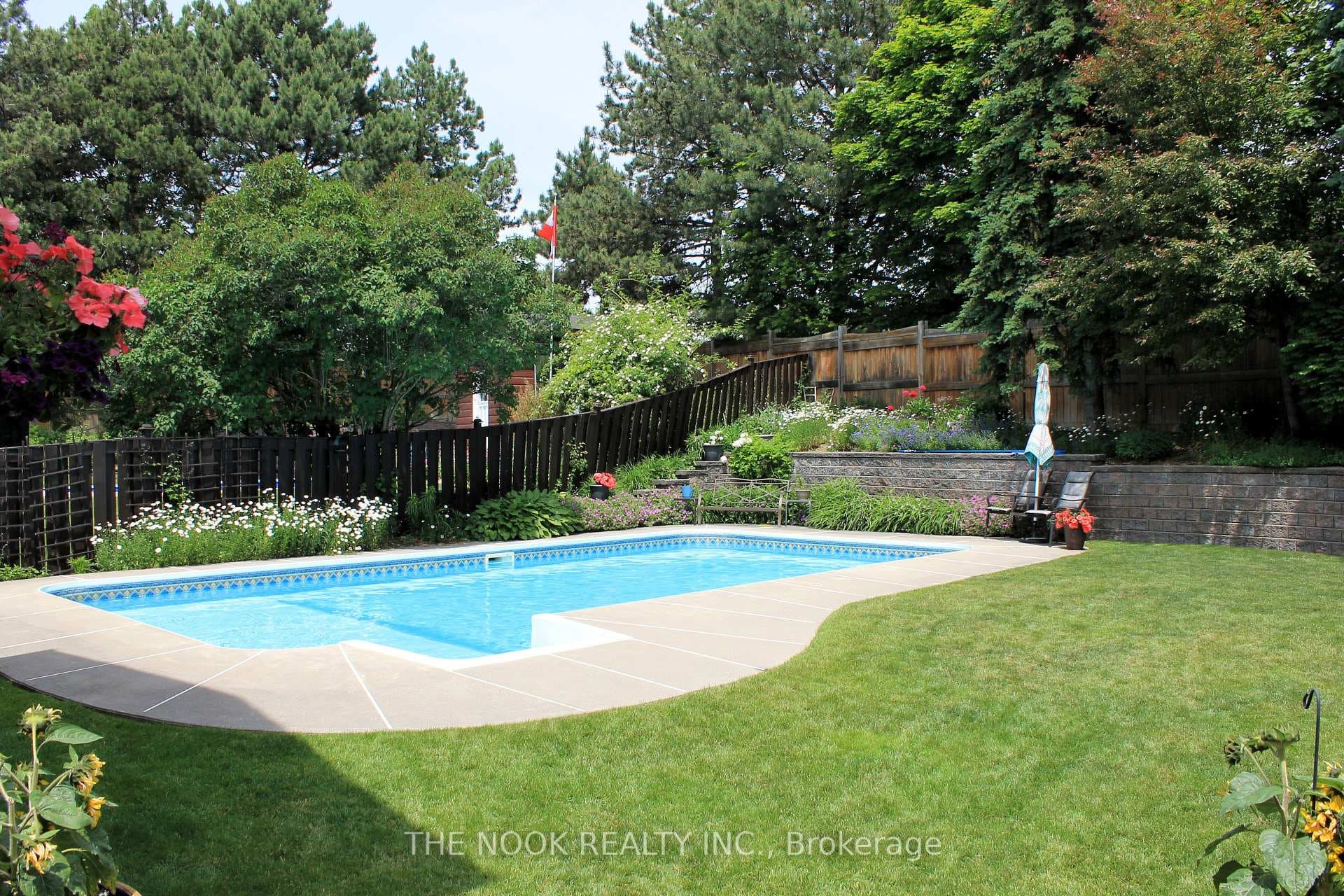 42 Robinson Crescent photo 43