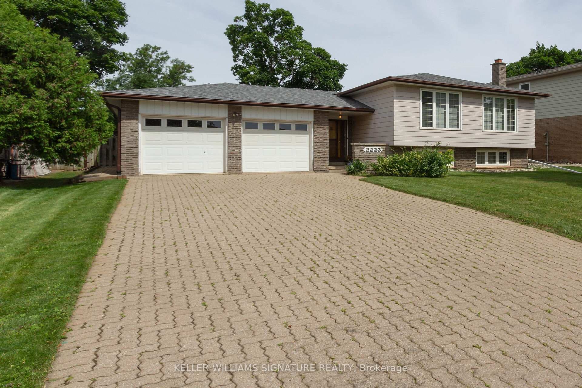2223 Urwin Crescent photo 2